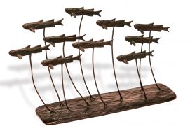 Les athérines
La douceur de la Méditerranée invite à plonger pour observer la faune sous-marine. J’étais un peu loin de la côte, avec masque et tuba, lorsque j’ai rencontré ces petits poissons en banc, nageant près de la surface.
Au large des îles Lavezzi (Corse), le 2 octobre 1997 / © Sculpture : Tsunéhiko Kuwabara Photographie : Jean-Baptiste Lardenois