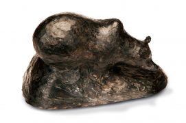 L’ours brun
J’avais déjà repéré les reliefs de son repas et ses empreintes. Puis un matin, peu après l’aube, j’ai aperçu la bête sur le talus herbeux d’un sentier. Enorme, sombre, avec la face et le dos or. Le plantigrade est lentement descendu, a traversé le sentier pour finalement disparaître dans la forêt.
Hokkaïdô (Japon), le 28 juillet 1993 / © Sculpture : Tsunéhiko Kuwabara Photographie : Jean-Baptiste Lardenois
