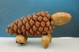 Collez un gland à la base de la pomme de pin pour créer la tête. Fixez les deux autres en dessous pour les pattes avant. Coupez un quatrième en deux pour les pattes arrière, cela redressera l’avant de l’animal.