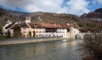 Le Doubs à hauteur du bourg médiéval de Saint-Ursanne