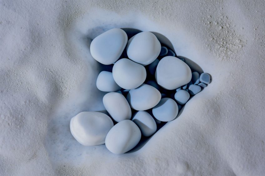 La couleur de ces formes naît des minéraux éventuellement associés aux carbonates dissous dans l’eau. Le rouge est en principe lié à la présence de fer et le gris au manganèse. Le bleu traduit la présence probable de cuivre, mais nous n’avons sacrifié aucune perle pour le vérifier. Parfois, l’action de bactéries vient compléter ces phénomènes. Les perles des cavernes vus par les spéléologues photographes Philippe Crochet et Annie Guiraud