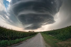 Orage tourbillonnaire dans le nord de l’Italie / © Dean Gill