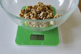 Ouvrez-les et cassez grossièrement les cerneaux. Préchauffez votre four à 180 °C.