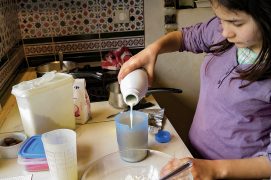 Incorporez le lait, puis le beurre ramolli.