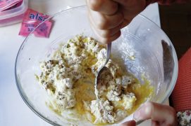 Ajoutez la levure, le sucre, l’œuf, une pincée de sel et mélangez bien.