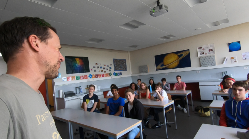 Julien Perrot avec des élèves suisses