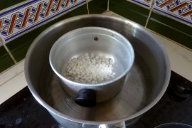Faites fondre la cire au bain-marie. Ajoutez l’huile essentielle, le miel et l’huile végétale, puis remuez.