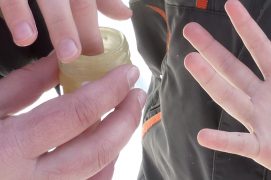 Avant le départ pour la randonnée, passez votre doigt sur le baume puis appliquez sur vos lèvres.