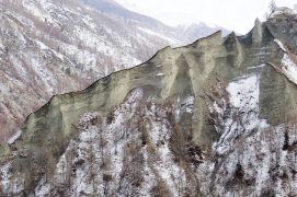 Fine couche de sol, l’humus, bien visible au-dessus des dépôts glaciaires. / © Nathalie Jollien