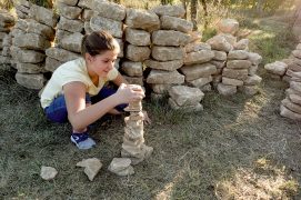 Réunissez suffisamment de pierres pour un mur large de 30 cm au minimum et haut de 50 cm ou plus. Longueur à votre guise.