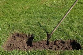 Creusez une tranchée de 10 à 20 cm de profondeur. Comblez-la avec du sable pour des fondations stables.