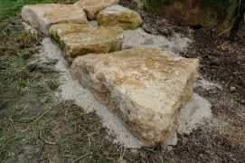 Placez d’abord les pierres les plus volumineuses, bien à plat. Utilisez le niveau si besoin.