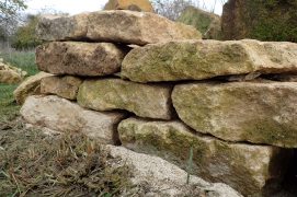 Empilez les pierres de manière stable et alignée. Posez chaque roche à cheval sur deux autres. En guise de toit, recouvrez le sommet avec de grandes pierres.