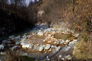Bassin aménagé par les baigneurs au pied d’une source pour retenir l’eau chaude.