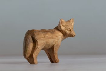 « Renardeau croisé au détour d’un chemin en Angleterre. » 
Sculpté au couteau dans du bois de saule marsault. 
Longueur 15 cm • 2018 « Renardeau croisé au détour d’un chemin en Angleterre. » 
Sculpté au couteau dans du bois de saule marsault. 
Longueur 15 cm • 2018