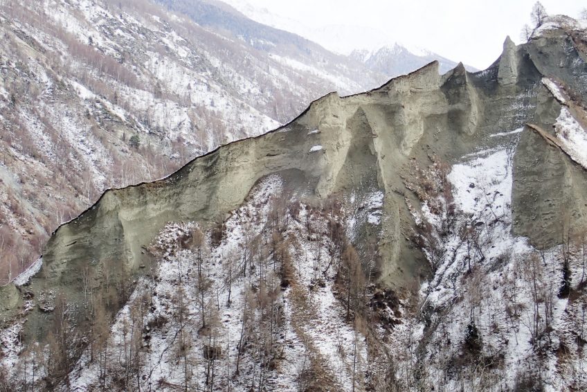Fine couche de sol, l’humus,
bien visible au-dessus des dépôts glaciaires. La géologie hors-du-commun du val d’Hérens