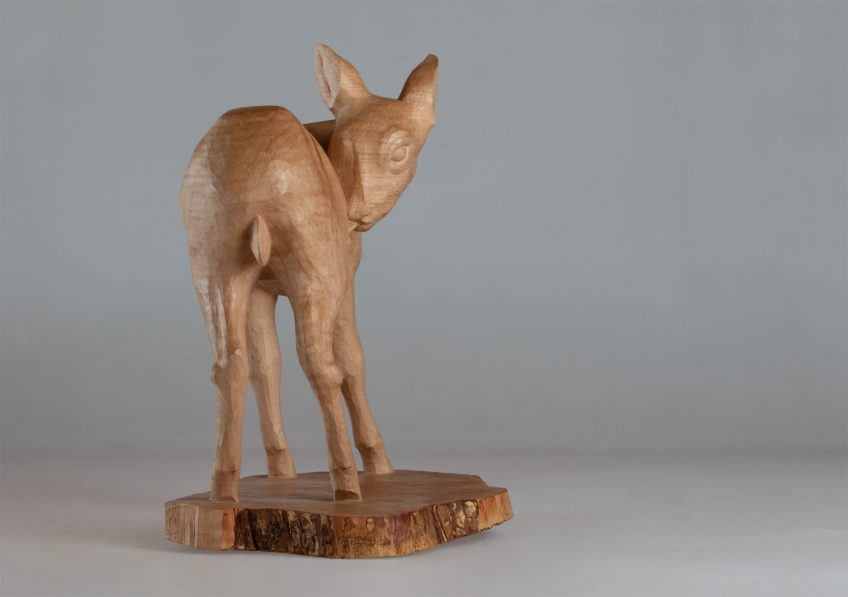 Sculptée à la gouge dans de l’érable champêtre. 
Hauteur 40 cm • 2017 La sculpture animale de Gaël Lavorel