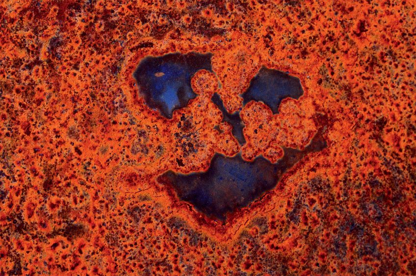 Carrosserie brûlée et rouillée d’un véhicule 4x4 • Saint-Vit (Doubs) avril 2008 La rouille magnifiée par le photographe Philippe Racamier