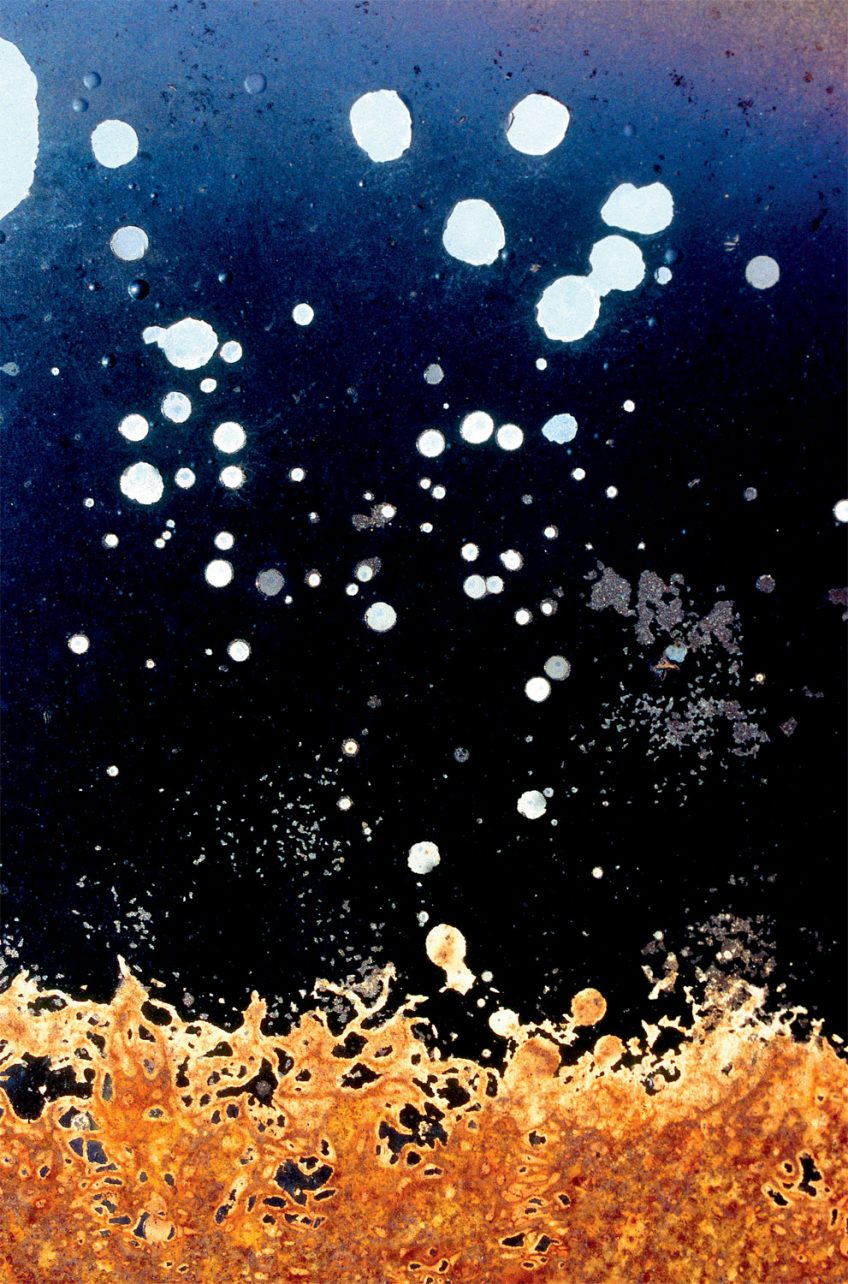 Carrosserie brûlée et rouillée • Saint-Vit (Doubs) avril 2008 La rouille magnifiée par le photographe Philippe Racamier