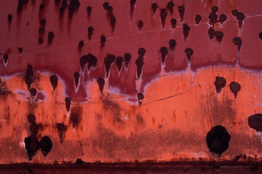 Carrosserie d’un véhicule des années 1950 dans une friche • Rosans (Hautes-Alpes) janvier 2009 La rouille magnifiée par le photographe Philippe Racamier