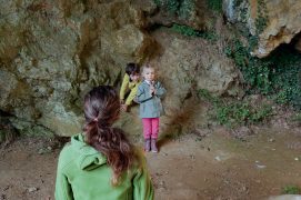 Aidez vos enfants à imaginer une situation de départ. Définissez avec eux un personnage central. Décrivez-le ensemble. Cet individu doit partir. Mais pourquoi ? Que cherche-t-il ? Une fois le contexte bien posé, vous pouvez vous mettre en route.
