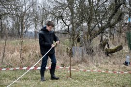 Délimitez la surface de la mare avec des piquets et de la ficelle.