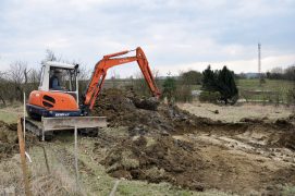 Creusez un trou à l’aide d’une pelle et d’une pioche ou à la mini-pelle mécanique si vous prévoyez une mare de grande taille. Modelez les rives en pentes douces avec des escaliers de 30 cm de hauteur.