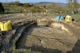 Débarrassez le fond de tout ce qui pourrait percer la bâche (pierres, racines). Recouvrez d’un feutre géotextile puis versez une couche de sable de 5 cm d’épaisseur.