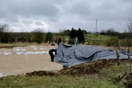 Installez la bâche en épousant le relief du sol. Protégez-la avec un second feutre géotextile et recouvrez de graviers et de sable, jamais de terre végétale. Laissez dépasser la bâche de 20 cm autour de la mare.