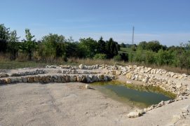 Créez des abris pour les futurs habitants en disposant des pierres sur le fond. Laissez une petite plage peu profonde pour la baignade 
des oiseaux. Remplissez la mare.