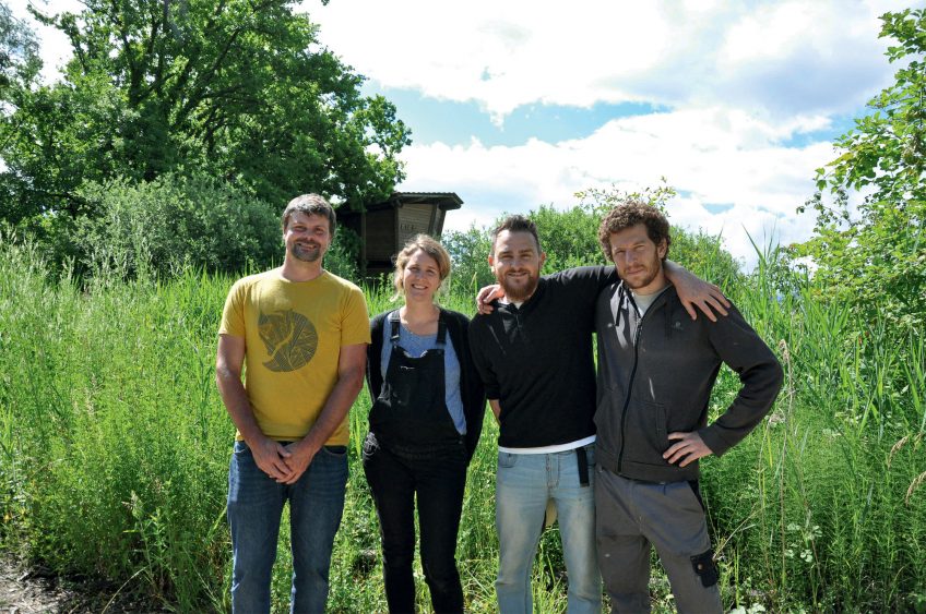 David Leclerc, Olivia Spahni, Sylvain Guerry et Iacopo Luino
(de gauche à droite) s’emploient à rendre la réserve toujours
plus propice à la vie lacustre et à détecter les nouveaux venus. A Genêve, la réserve naturelle de la Pointe à la Bise revit