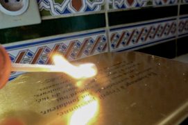 Au bout de dix à quinze minutes, éteignez le feu puis craquez une allumette au-dessus du trou du couvercle. Si le gaz s’enflamme, les fusains sont prêts. Sinon remettez à chauffer et réessayez dans cinq minutes.