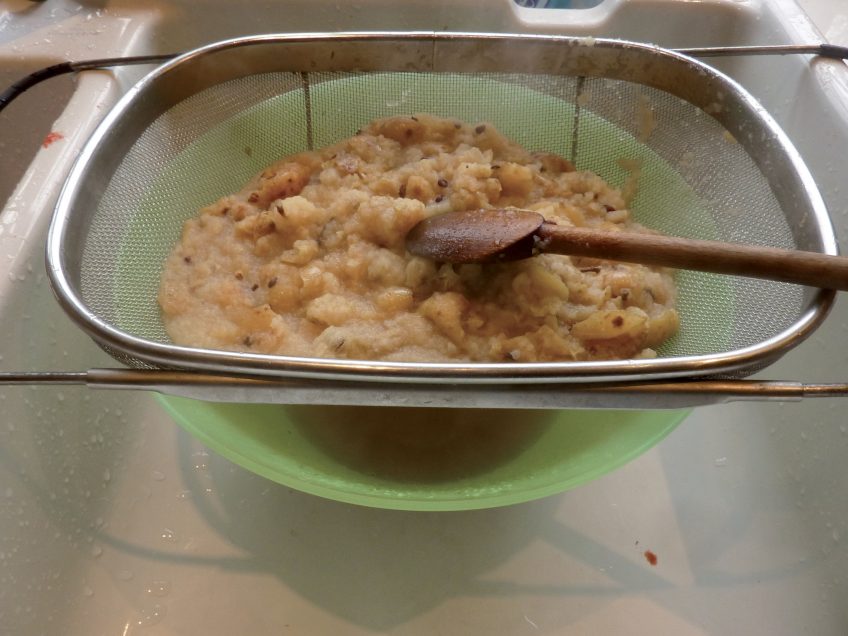 Le lendemain matin, faites bouillir à nouveau puis filtrez le tout à travers la passoire. Ecrasez bien les pommes et recueillez le liquide dans la casserole.