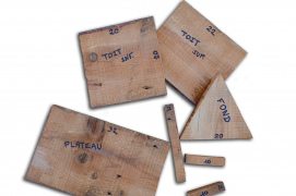 Clouez ou vissez le pan de toit inférieur sur un des côtés du fond.