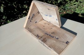 Faites de même avec le plateau sur un autre côté puis avec le pan de toit supérieur sur le troisième côté, afin de fermer le tout.