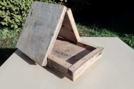 Faites de même avec le plateau sur un autre côté puis avec le pan de toit supérieur sur le troisième côté, afin de fermer le tout.