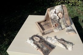 Couvrez le toit et les bordures en y clouant les plaques d’écorce et les branches fendues.