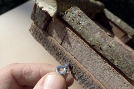 Vissez un crochet de chaque côté du plateau ainsi que deux autres dans le dos de la mangeoire.