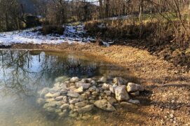 Mise en place d'un tas de pierres pour offrir des cachettes aux petites bêtes de l'étang.  / © Olivier Lovis