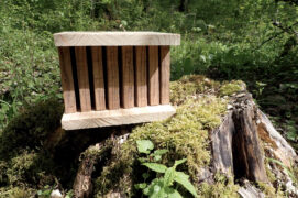 Installez le gîte au sol ou en hauteur, sur une souche, une pierre, sur un balcon, un mur ou adossé à un arbre à l’abri de la pluie.