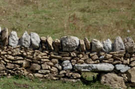 Des passages dans les murs de pierres sèches facilitent les déplacements de la faune. / © Lucas Michelot