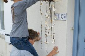 Suspendez le carillon devant votre porte ou dans un endroit exposé au vent. Il tintera tout seul !