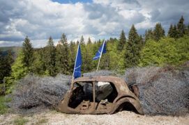 Vieilles clôtures, carcasses de véhicules et autres téléskis désaffectés
sont évacués et le métal qui les compose est recyclé. / © Vincent Martin