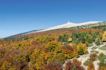 Vue sur le mont Ventoux et son observatoire météo.
