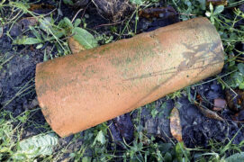Protégez l’accès de la pluie avec la tuile.