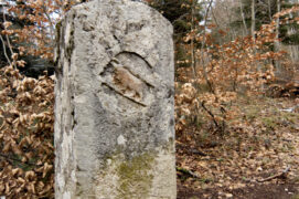 Borne-frontière à l’effigie de l’ours bernois / © Lucas Michelot