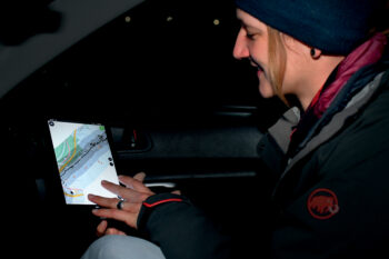 Sandrine Wider saisit les observations sur tablette / © Nathan Horrenberger