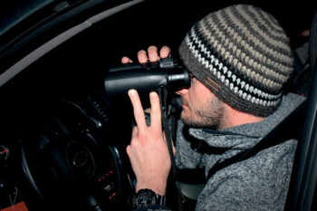 Vincent Grognuz observe un animal aux jumelles / © Nathan Horrenberger