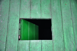 Sciez une trappe d’au moins 15 cm de côté dans la porte d’une dépendance (grange, atelier…). Fixez-la à l’aide de charnières.