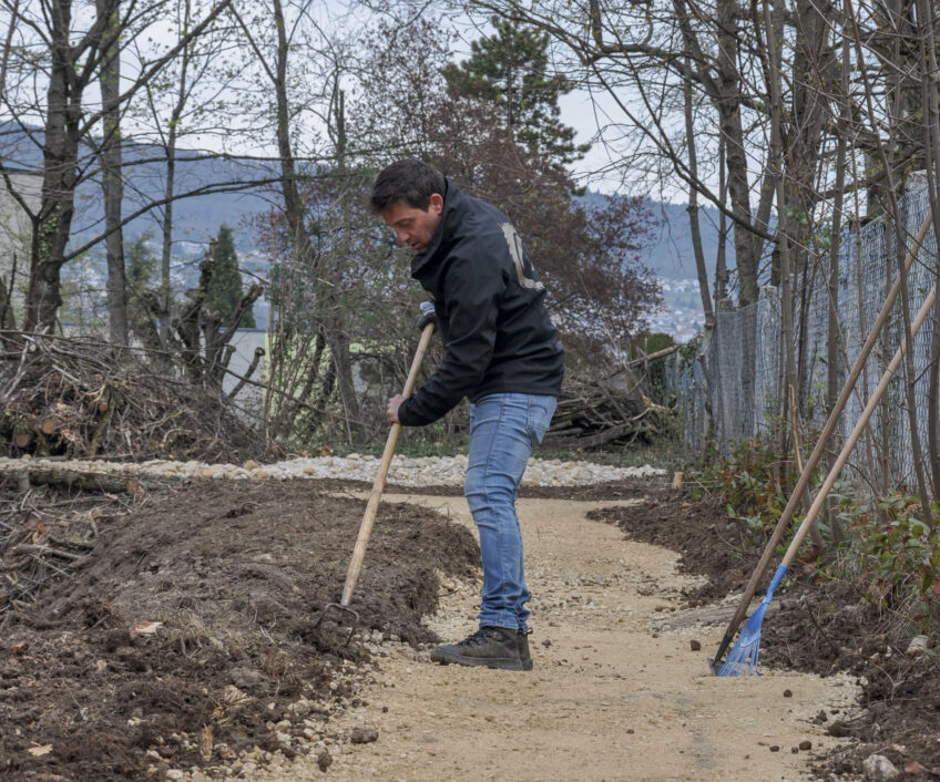 Jean-Michel Schär avait l’habitude d’entretenir le jardin de son immeuble tip top en ordre. Désormais, il laisse de la place à la nature.